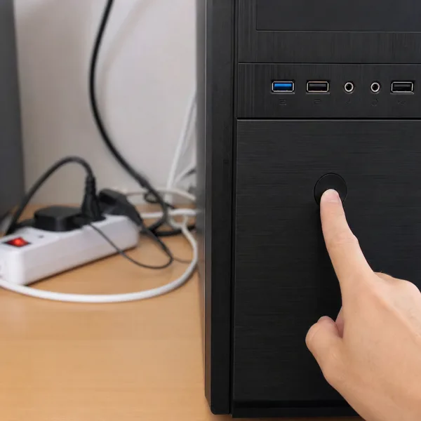 Pulsante di accensione di un PC desktop che non si avvia